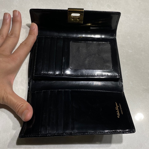 Ferragamo Continental wallet with Gancini clasp Patent Leather calfskin Black ⭐️ - Picture 8 of 17